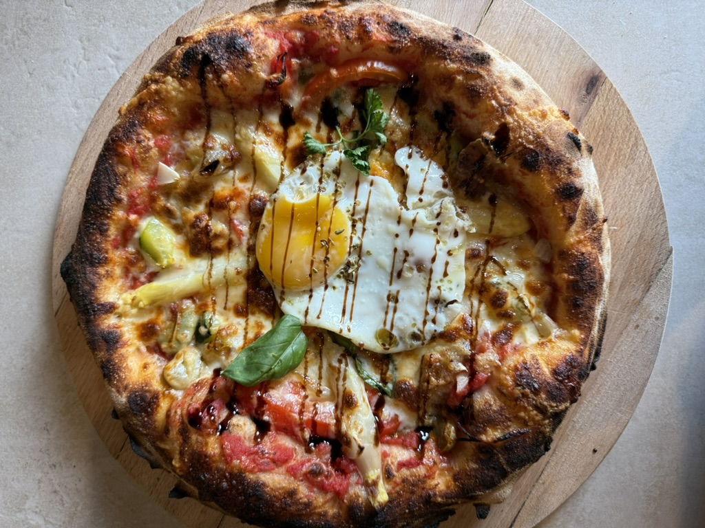 Pizza artisanale sortant du four